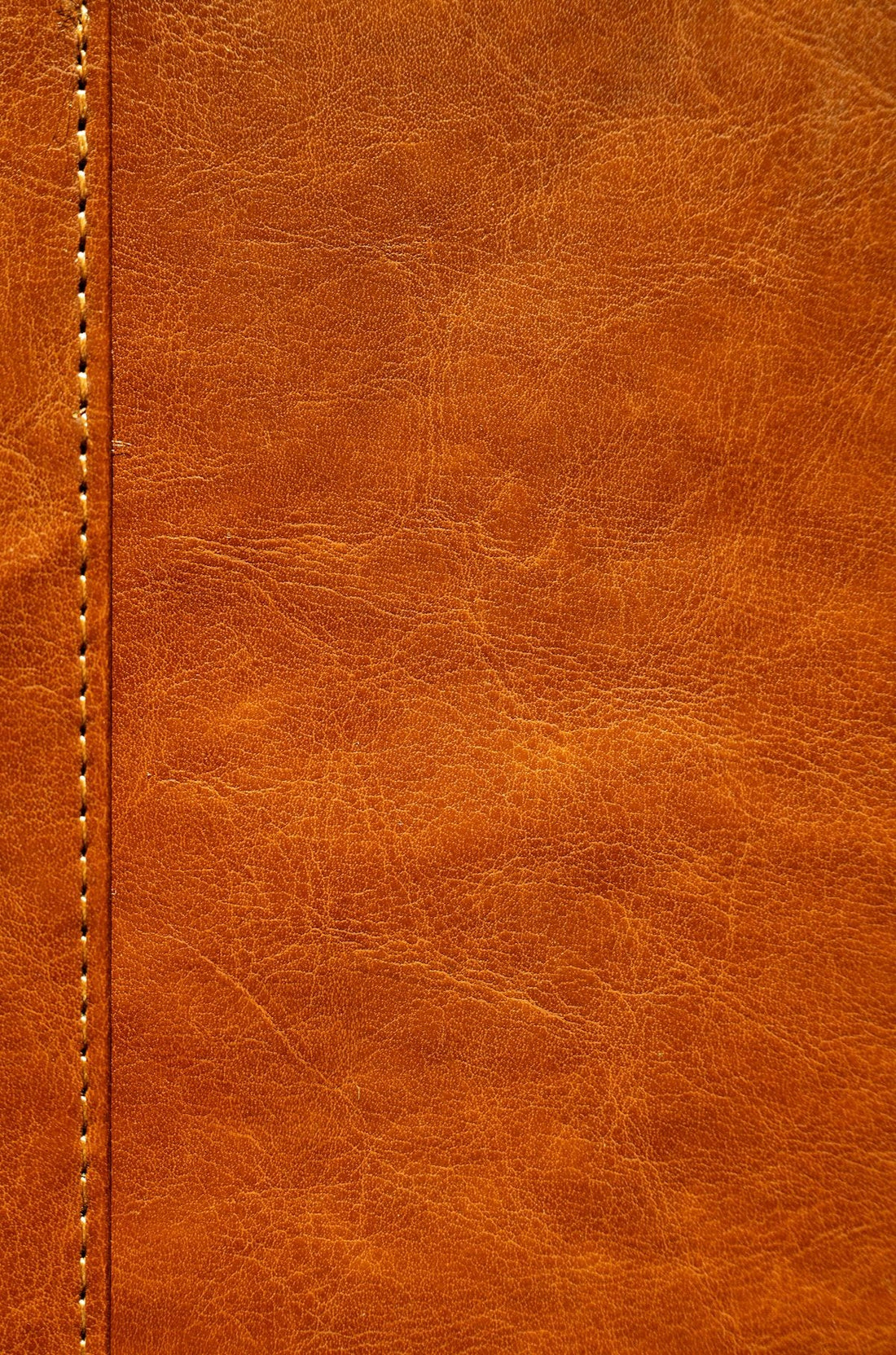 เนื้อหนังแท้ใกล้ชิด แสดง grain texture ของหนังกลับและ Nubuck
