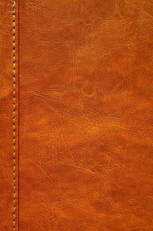 เนื้อหนังแท้ใกล้ชิด แสดง grain texture ของหนังกลับและ Nubuck
