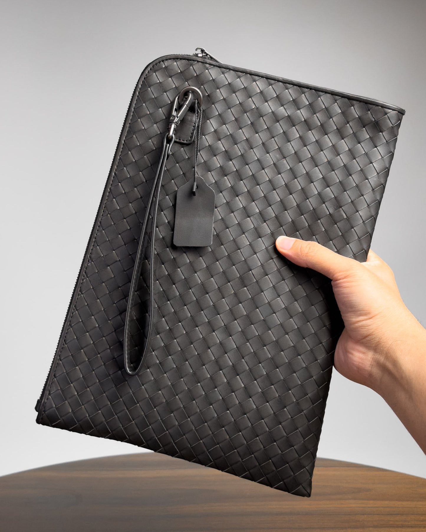 Saxon Portfolio กระเป๋าถือผู้ชาย ทรงคลัทช์ มีสายคล้องมือ แบบสานหนังวัวแท้