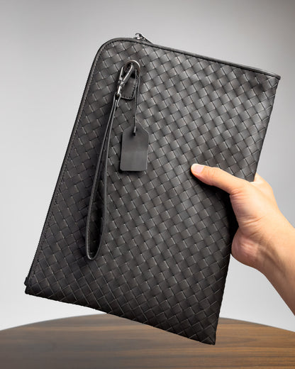 Saxon Portfolio กระเป๋าถือผู้ชาย ทรงคลัทช์ มีสายคล้องมือ แบบสานหนังวัวแท้
