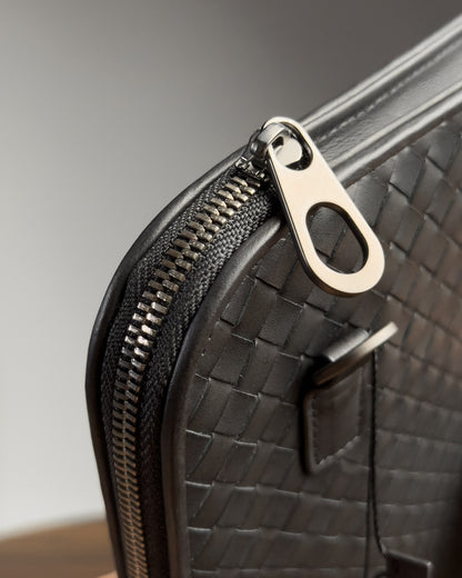 หัวซิปโลหะโทนรมดำ Gunmetal และแนวฟันซิปตลอดแนวด้านบน