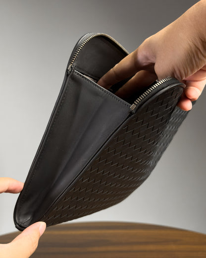 เปิดซิปกระเป๋าถือ Saxon Portfolio เห็นซับในและช่องเก็บของ