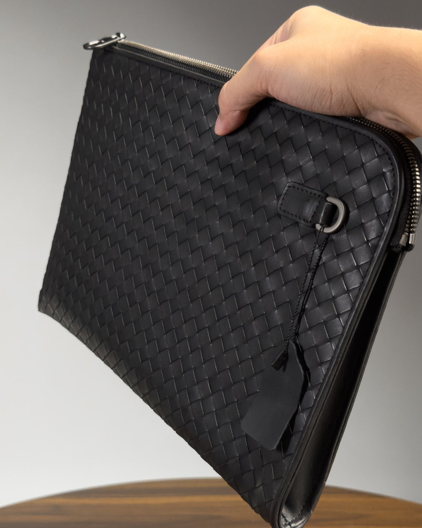 ถือ Saxon Portfolio ด้านหลัง เห็นห่วง D-ring โลหะรมดำ
