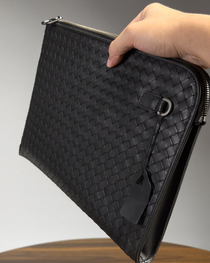 ถือ Saxon Portfolio ด้านหลัง เห็นห่วง D-ring โลหะรมดำ