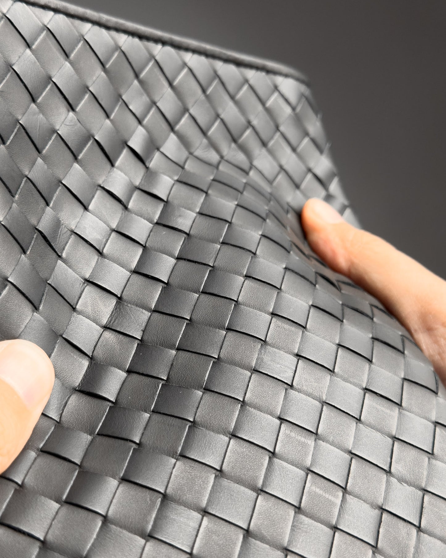 โคลสอัพลายสานหนังวัวแท้ Diamond Weave ผิวออยล์เคลือบด้าน