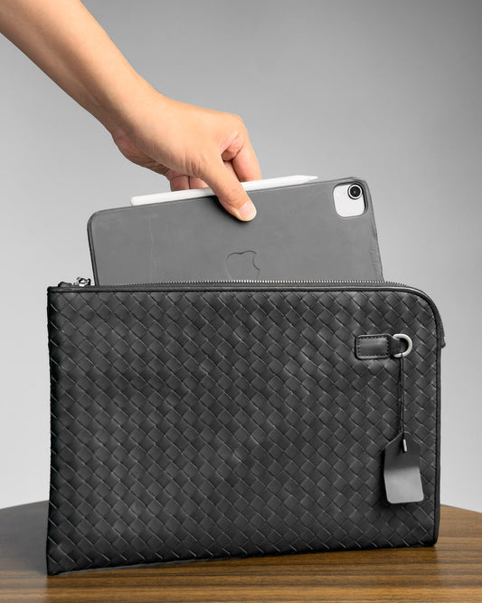 Saxon Portfolio กระเป๋าถือผู้ชาย ทรงคลัทช์ มีสายคล้องมือ แบบสานหนังวัวแท้