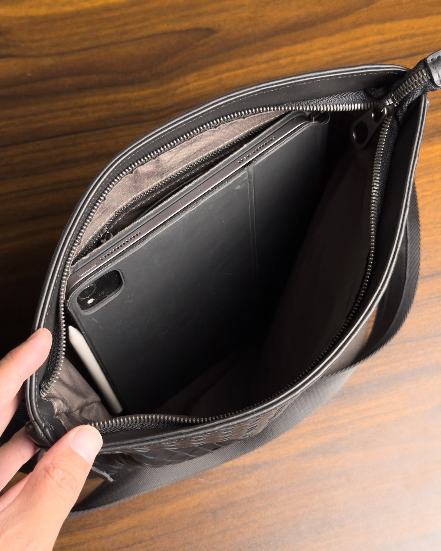 Saxon Flat Crossbody กระเป๋าสะพายข้างทรงแบน ใส่ไอแพดได้ แบบสานหนังวัวแท้