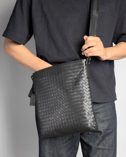 Saxon Flat Crossbody กระเป๋าสะพายข้างทรงแบน ใส่ไอแพดได้ แบบสานหนังวัวแท้