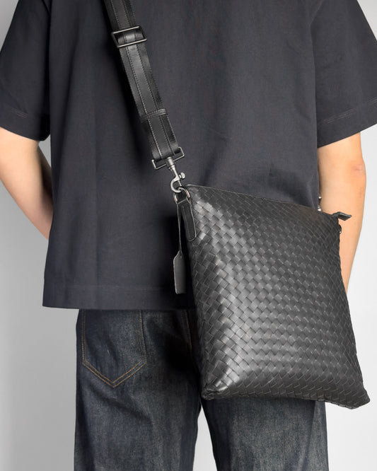 Saxon Flat Crossbody กระเป๋าสะพายข้างทรงแบน ใส่ไอแพดได้ แบบสานหนังวัวแท้