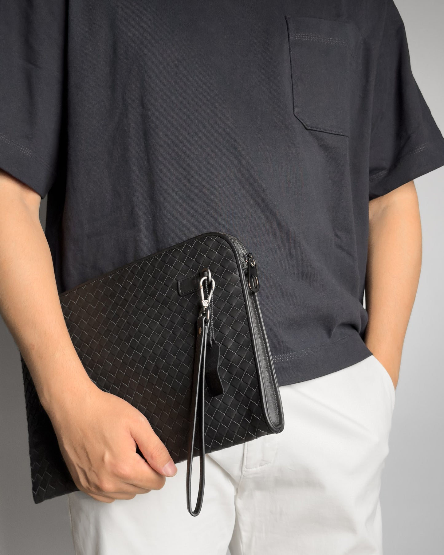 Saxon Portfolio กระเป๋าถือผู้ชาย ทรงคลัทช์ มีสายคล้องมือ แบบสานหนังวัวแท้