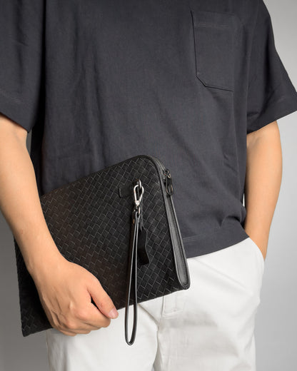 Saxon Portfolio กระเป๋าถือผู้ชาย ทรงคลัทช์ มีสายคล้องมือ แบบสานหนังวัวแท้