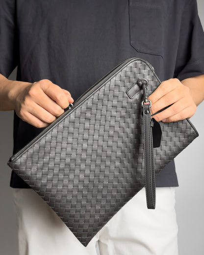 Saxon Portfolio กระเป๋าถือผู้ชาย ทรงคลัทช์ มีสายคล้องมือ แบบสานหนังวัวแท้