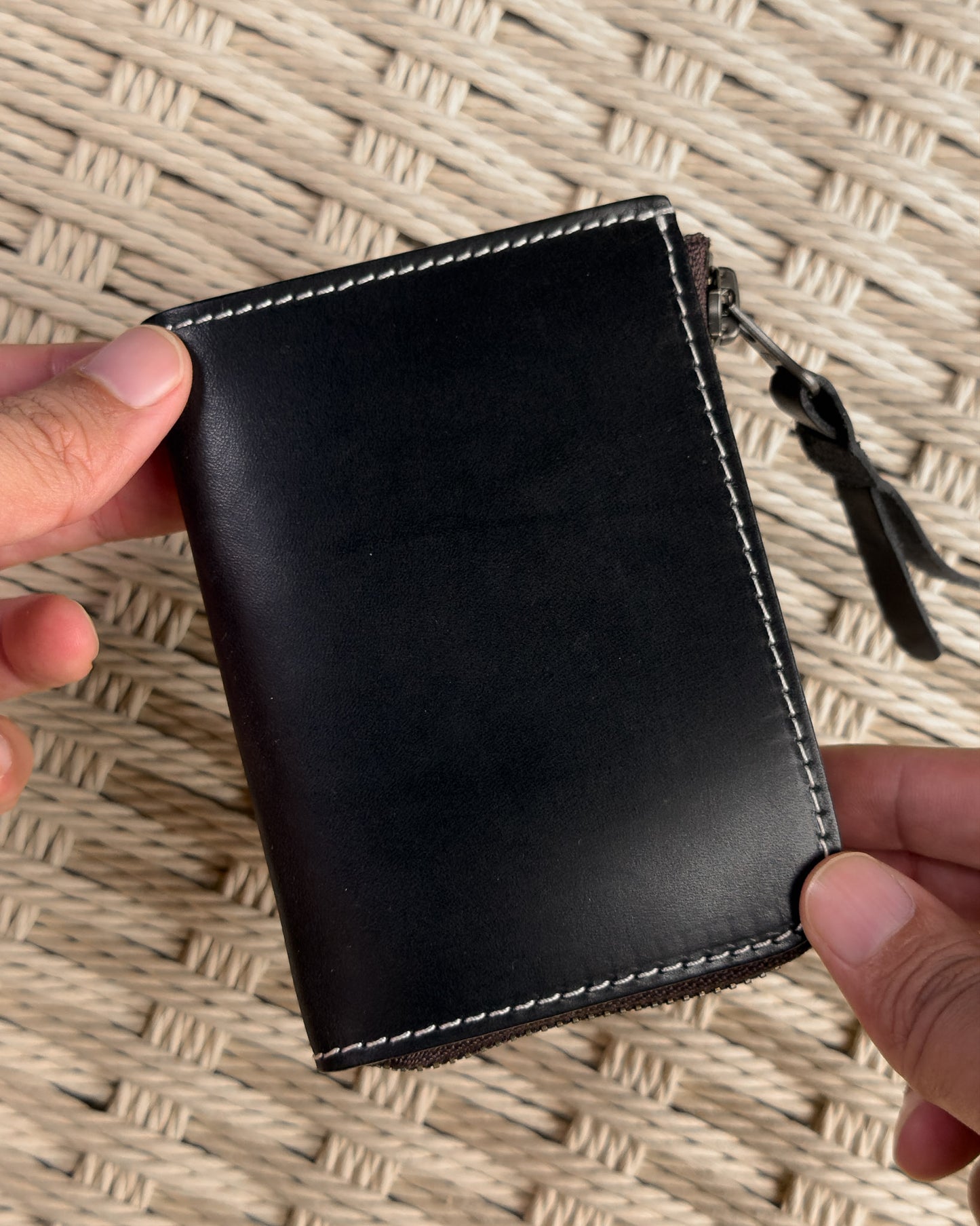 กระเป๋าสตางค์สั้นซิป หนังฟอกฝาดแท้ สี Obsidian Black เปิดด้านใน Bagspace