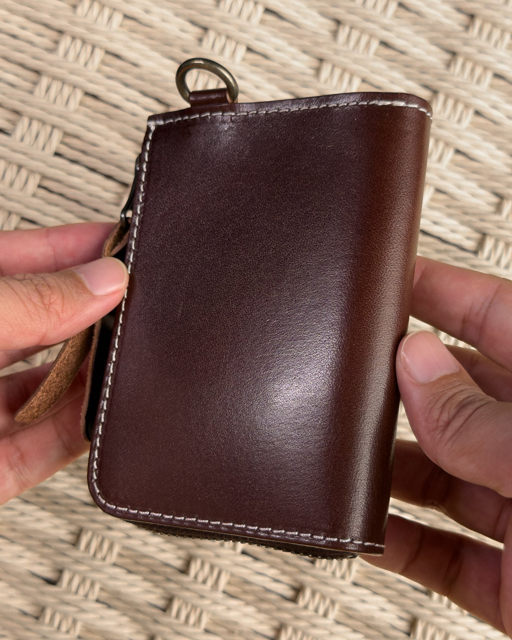 กระเป๋าสตางค์สั้นซิป หนังฟอกฝาดแท้ สี Dark Brown ถือในมือ Bagspace