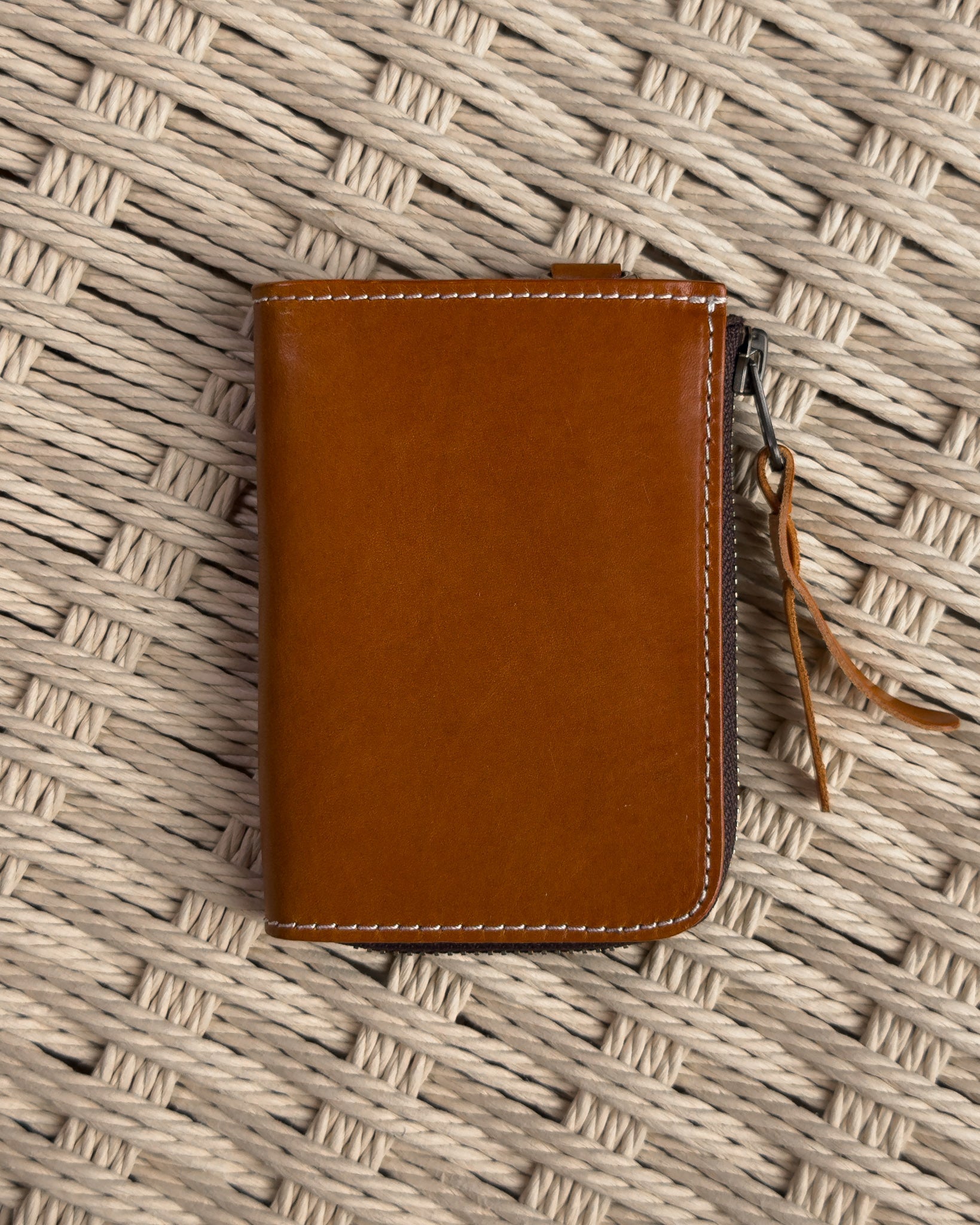กระเป๋าสตางค์สั้นซิป หนังฟอกฝาดแท้ สี Classic Brown มุมด้านหลัง Bagspace