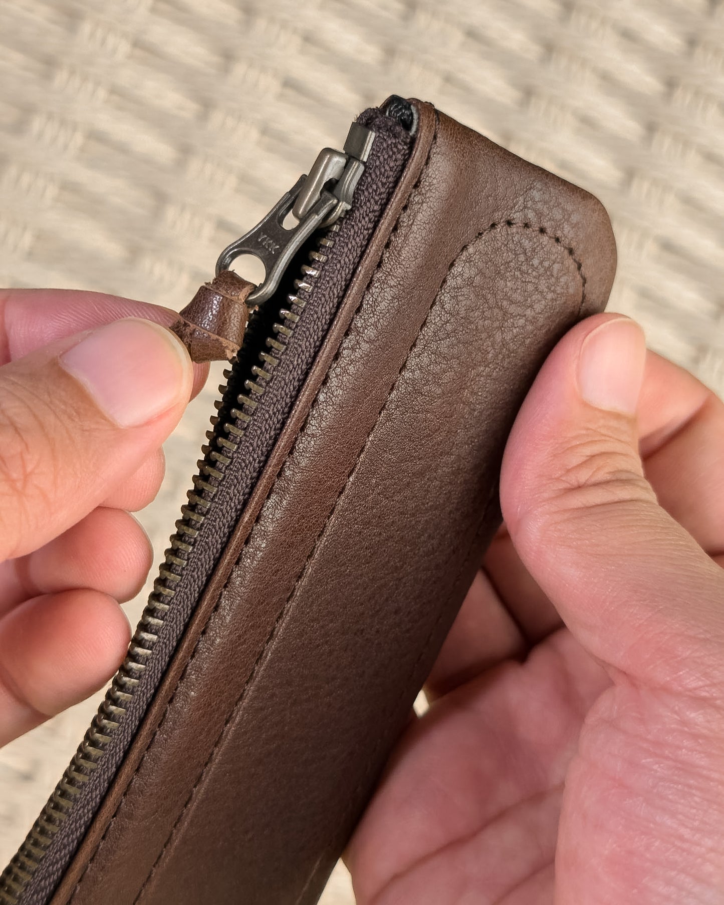 กล่องปากกา ซิป จุเยอะ หนังฟอกฝาดแท้ ตัวอย่างเฉดสี Classic Brown Bagspace