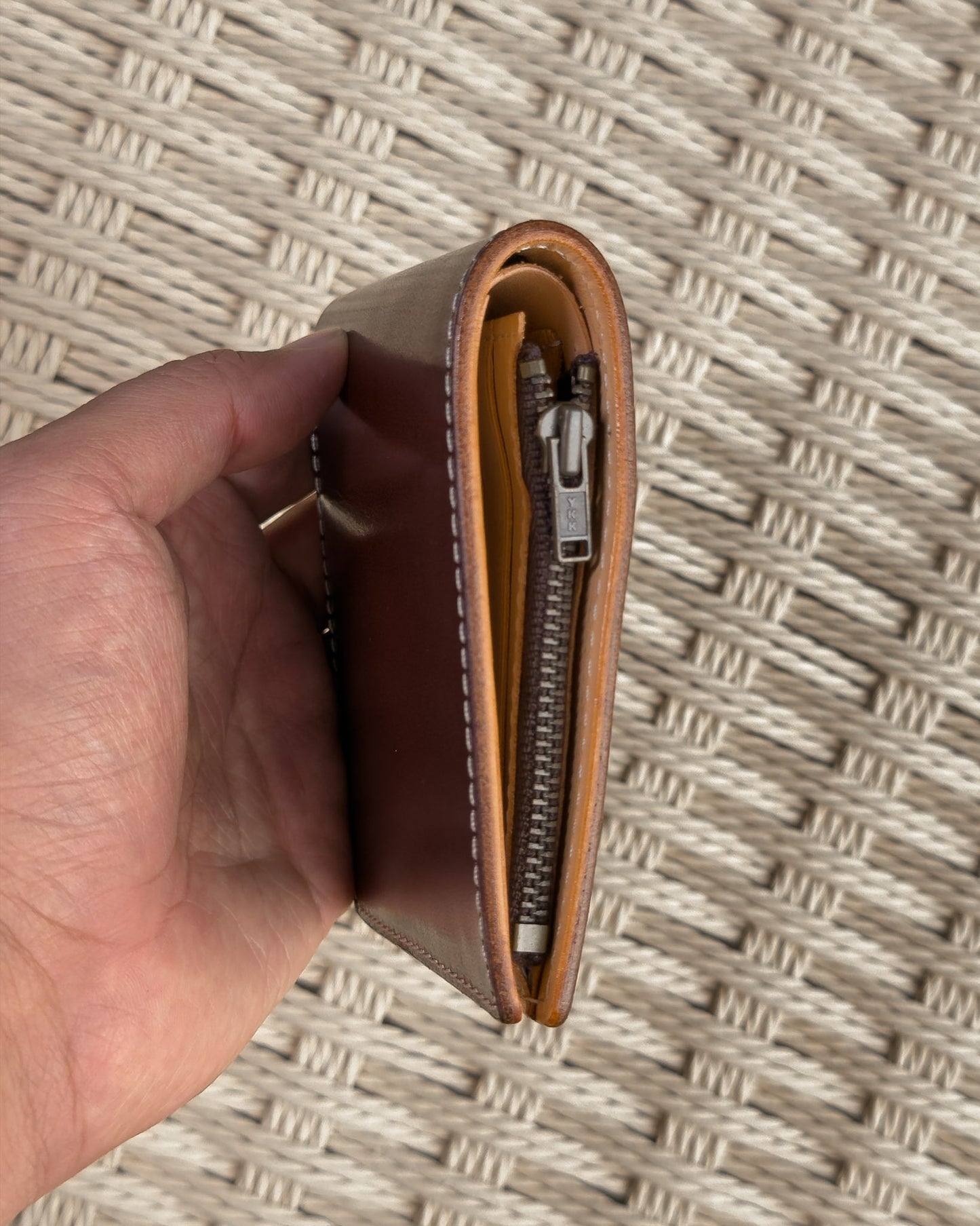 กระเป๋าสตางค์สั้น ทรงนอน ซิปรอบ หนังฟอกฝาดแท้ ตัวอย่างเฉดสี Classic Brown Bagspace