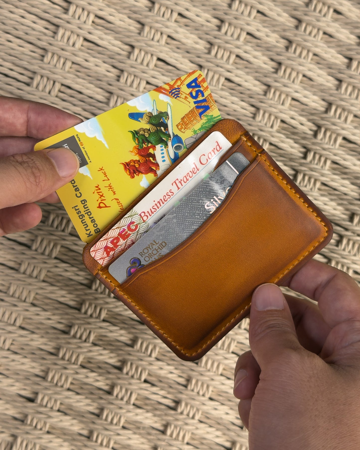 ที่ใส่บัตร บางพิเศษ หนังฟอกฝาดแท้ มุมเน้นตำแหน่งปั๊มโลโก้บริษัท ของขวัญองค์กร ปั๊มโลโก้ได้ Bagspace