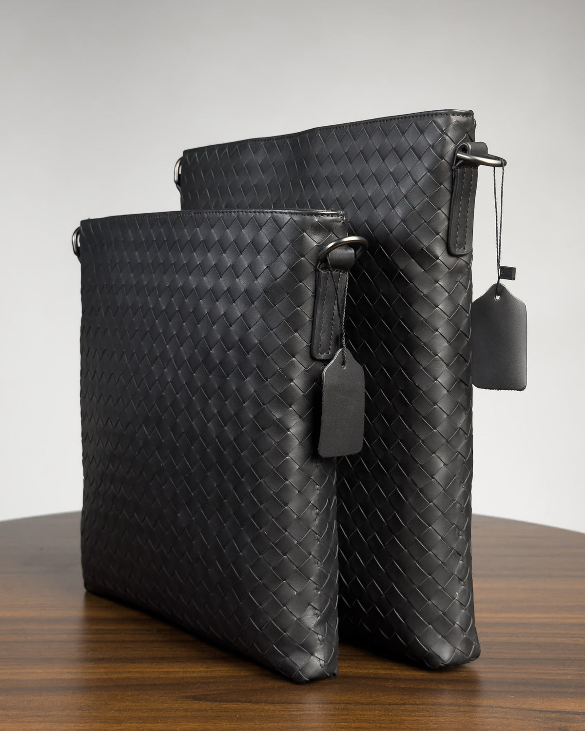 Saxon Flat Crossbody กระเป๋าสะพายข้างทรงแบน ใส่ไอแพดได้ แบบสานหนังวัวแท้