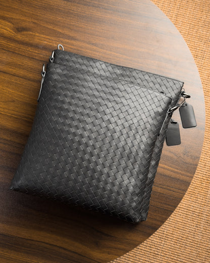 Saxon Flat Crossbody กระเป๋าสะพายข้างทรงแบน ใส่ไอแพดได้ แบบสานหนังวัวแท้
