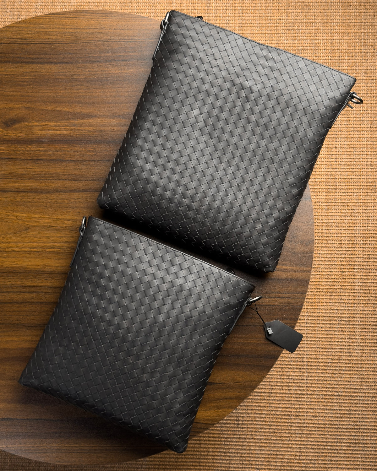 Saxon Flat Crossbody กระเป๋าสะพายข้างทรงแบน ใส่ไอแพดได้ แบบสานหนังวัวแท้