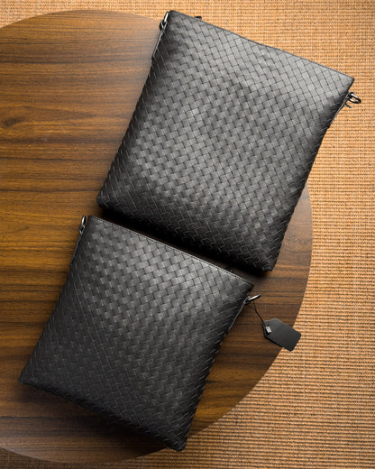 Saxon Flat Crossbody กระเป๋าสะพายข้างทรงแบน ใส่ไอแพดได้ แบบสานหนังวัวแท้