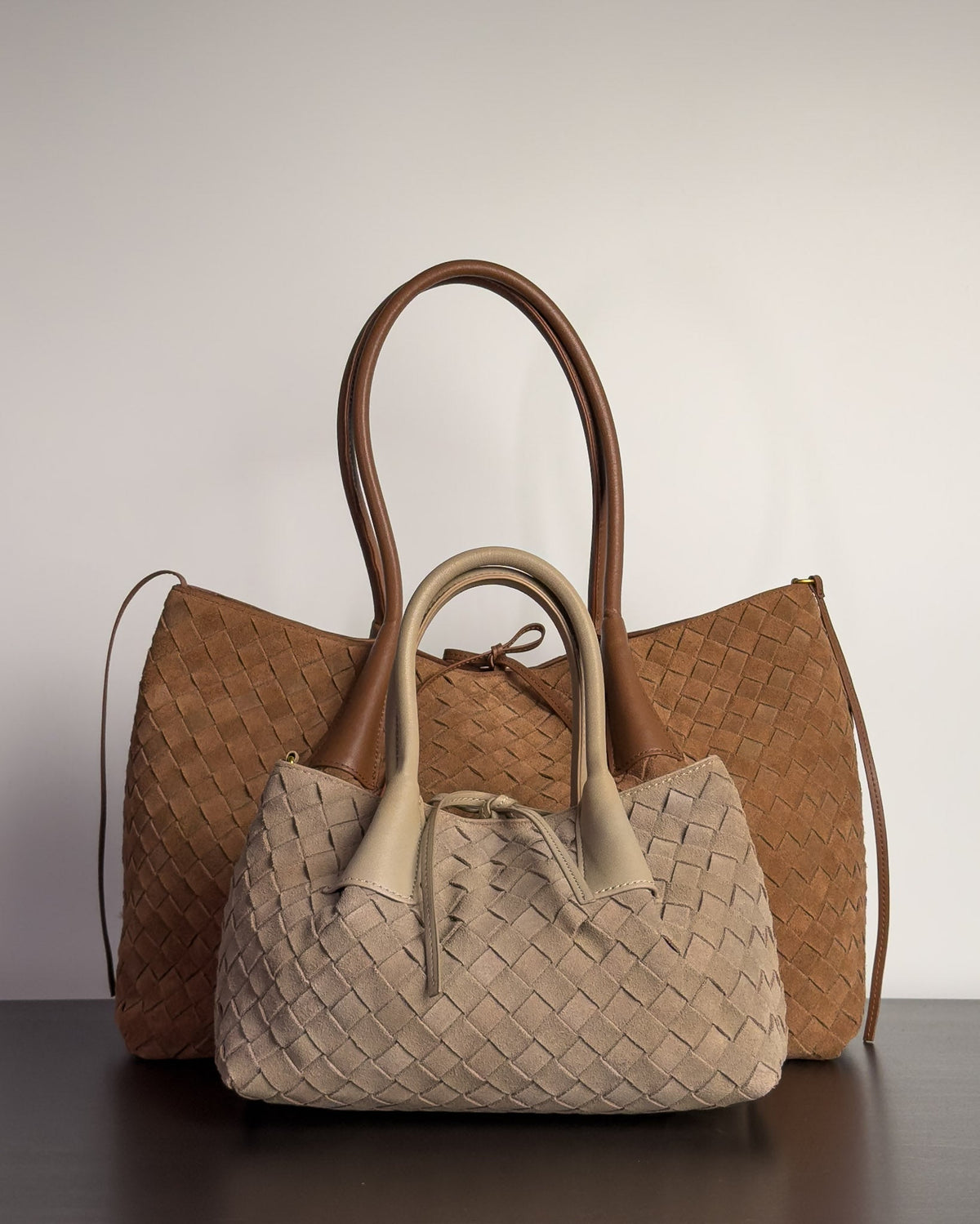 Siena Large Tote และ Mini Tote กระเป๋าหนังกลับแท้ วางซ้อนเทียบขนาด หลายสี Bagspace