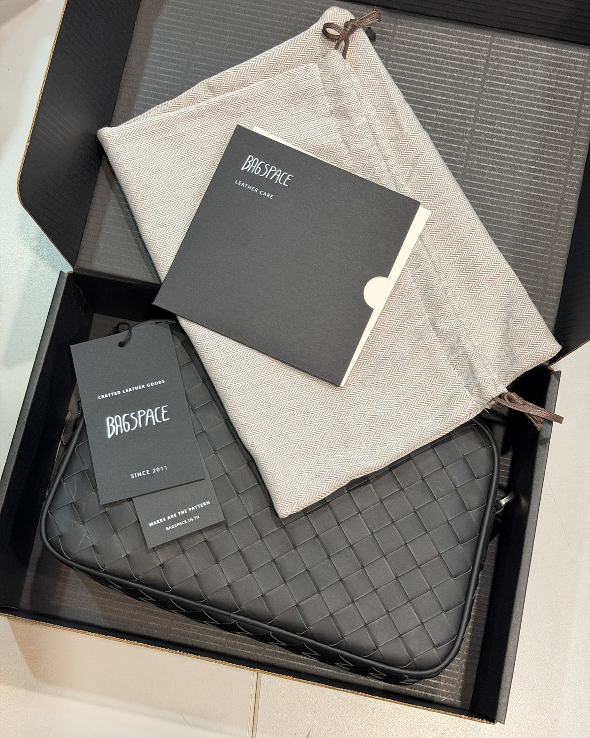 Saxon day-trip bag สีดำ ในกล่อง Bagspace พร้อมถุงผ้าเก็บกระเป๋า การ์ด Leather Care และ hangtag