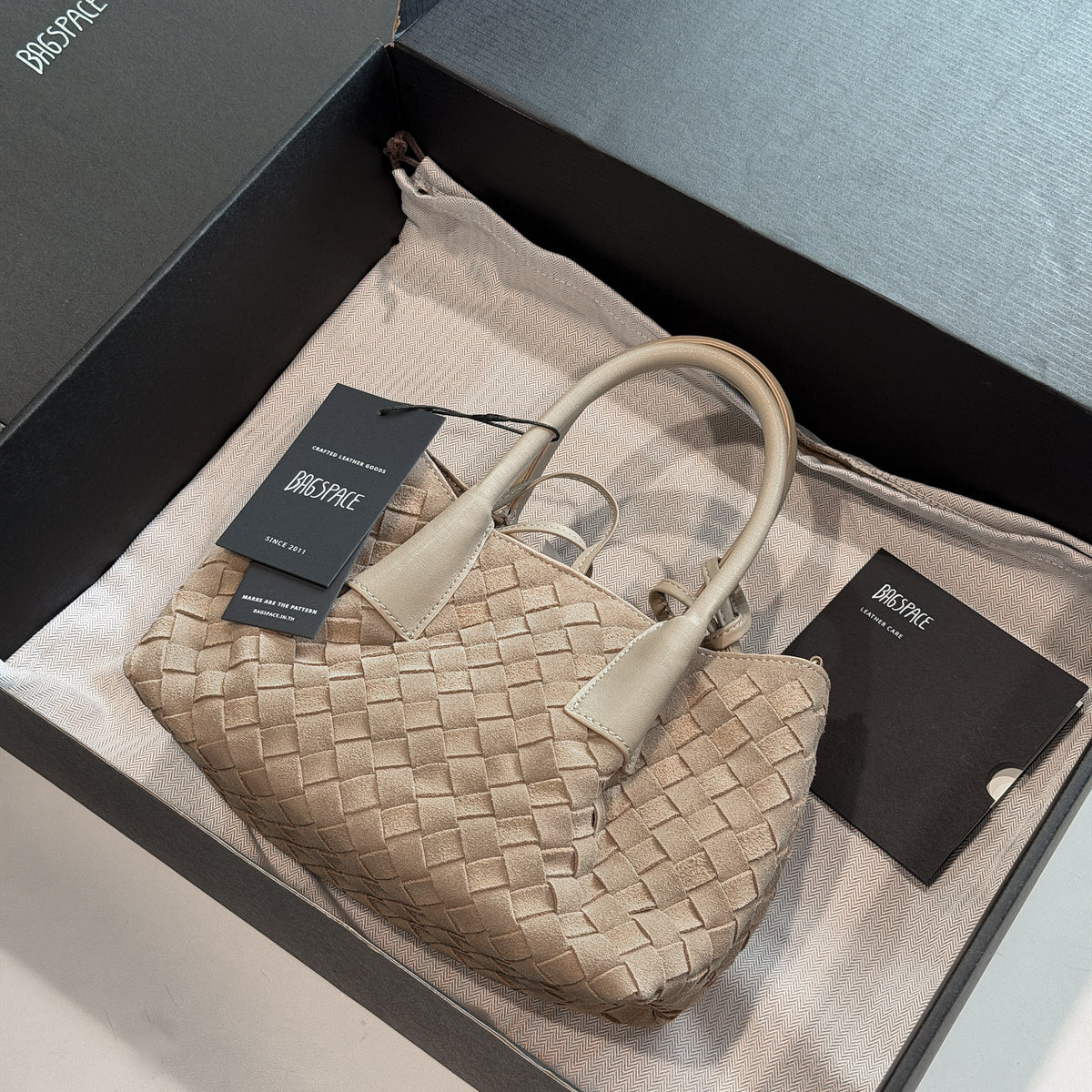 กระเป๋า Siena หนังกลับแท้ลายสาน ในกล่อง Bagspace พร้อมถุงผ้าเก็บกระเป๋า การ์ด Leather Care และ hangtag