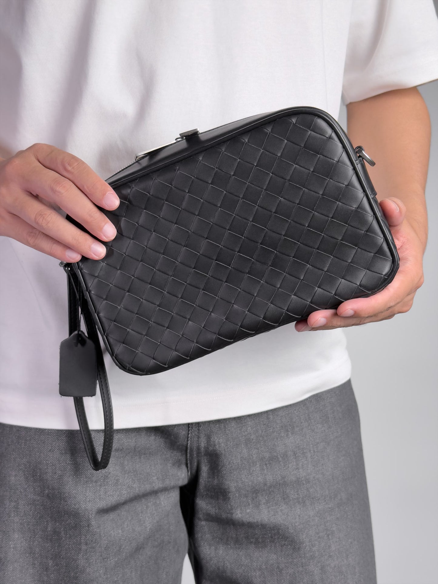 Saxon day-trip bag กระเป๋าสะพายข้างใบเล็ก แบบสานหนังวัวแท้