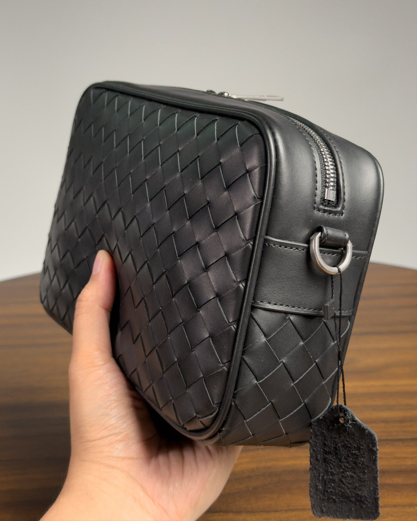 รายละเอียดลายสานหนังวัวแท้ Diamond Weave และซิปหัวโลหะเงิน