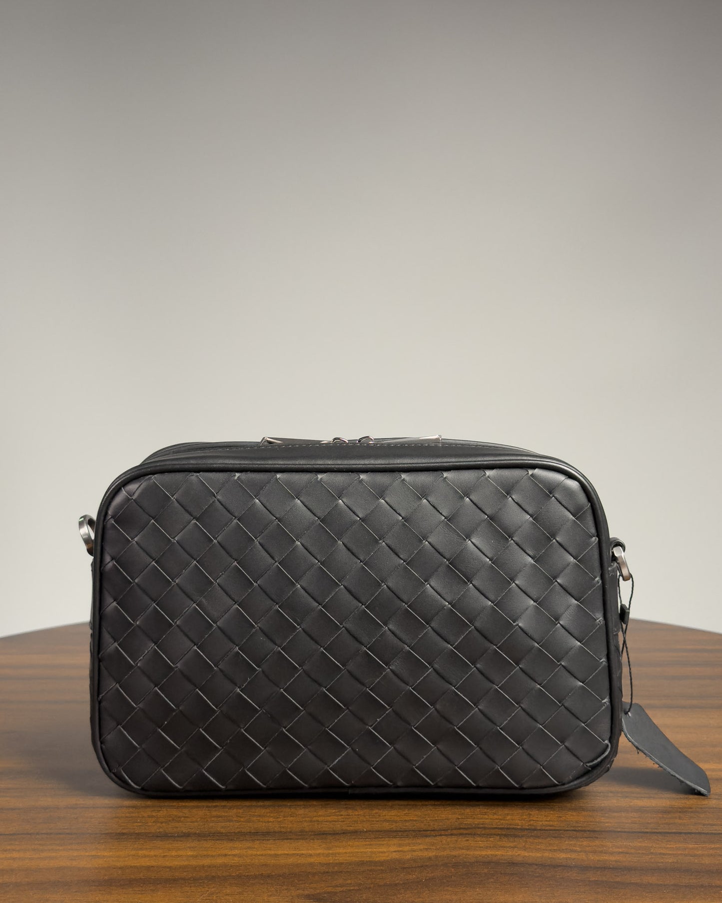 กระเป๋าสะพายข้างหนังสาน Saxon ทรง Camera Bag มุมด้านข้าง