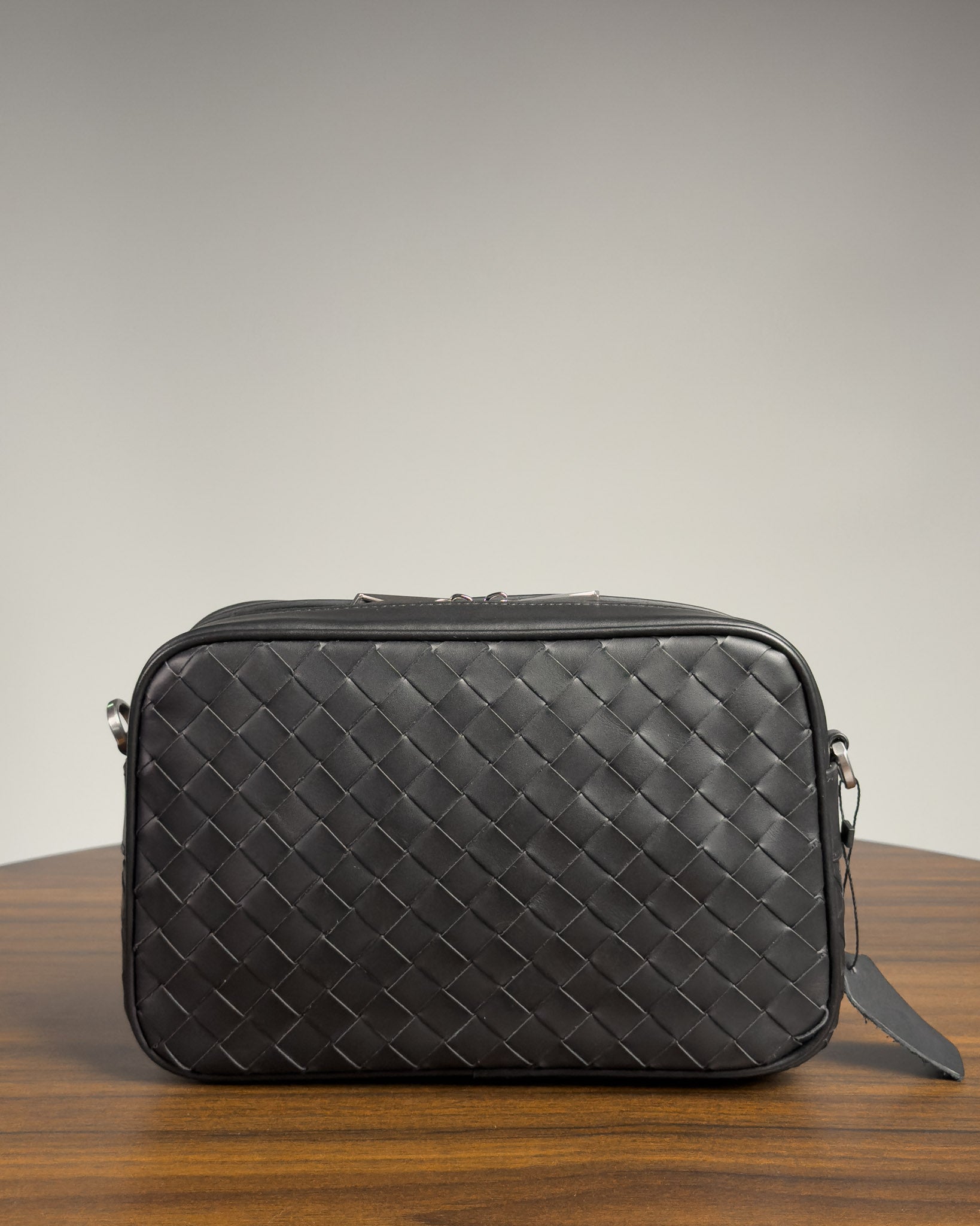 กระเป๋าสะพายข้างหนังสาน Saxon ทรง Camera Bag มุมด้านข้าง