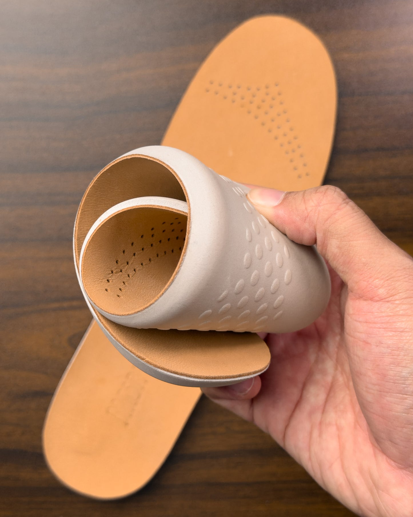 แผ่นรองรองเท้า หนังลูกแกะนูบัค พื้น Latex ธรรมชาติ (Lambskin Nubuck Insole)