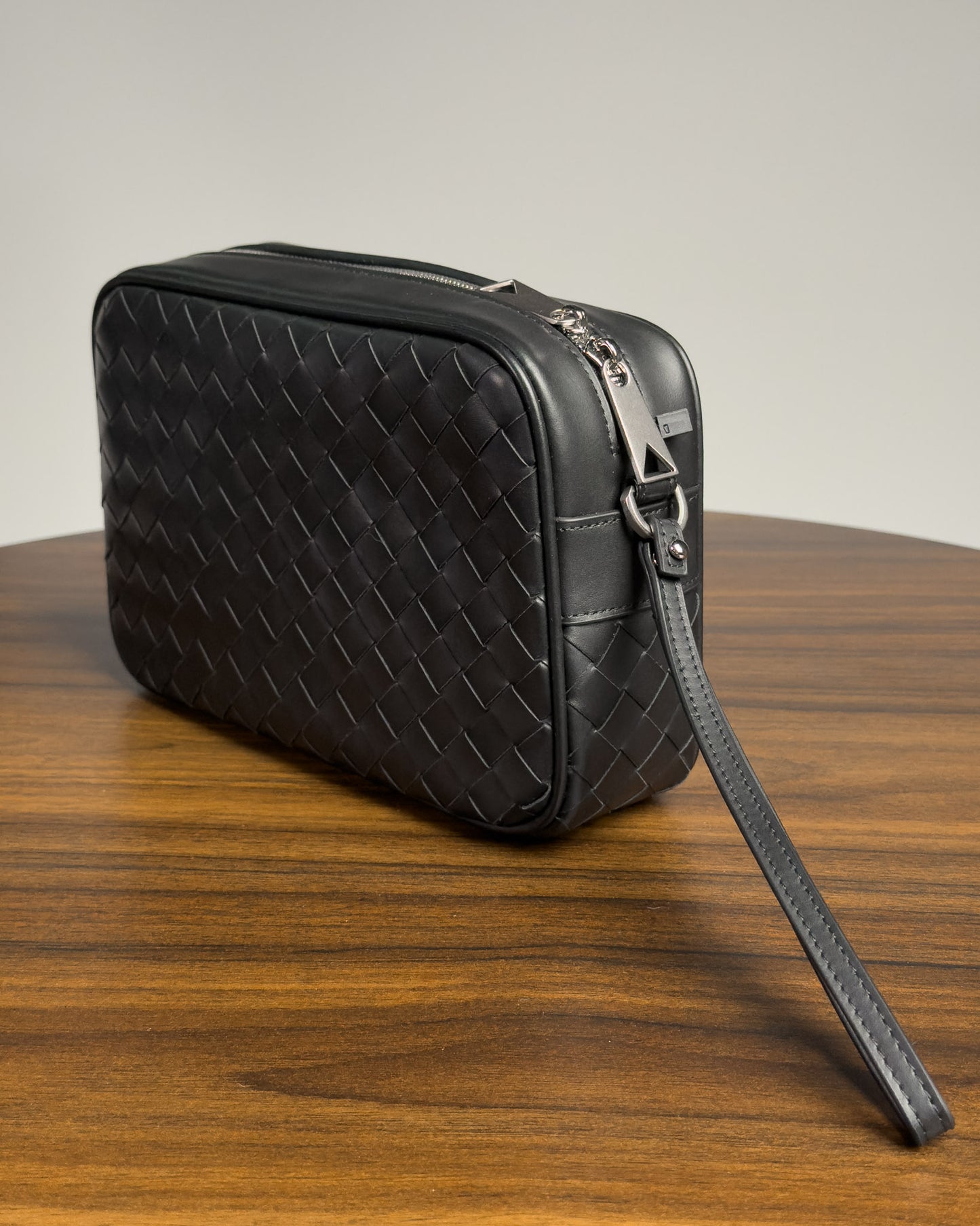 ขนาดกระเป๋า Saxon day-trip bag เทียบกับมือ