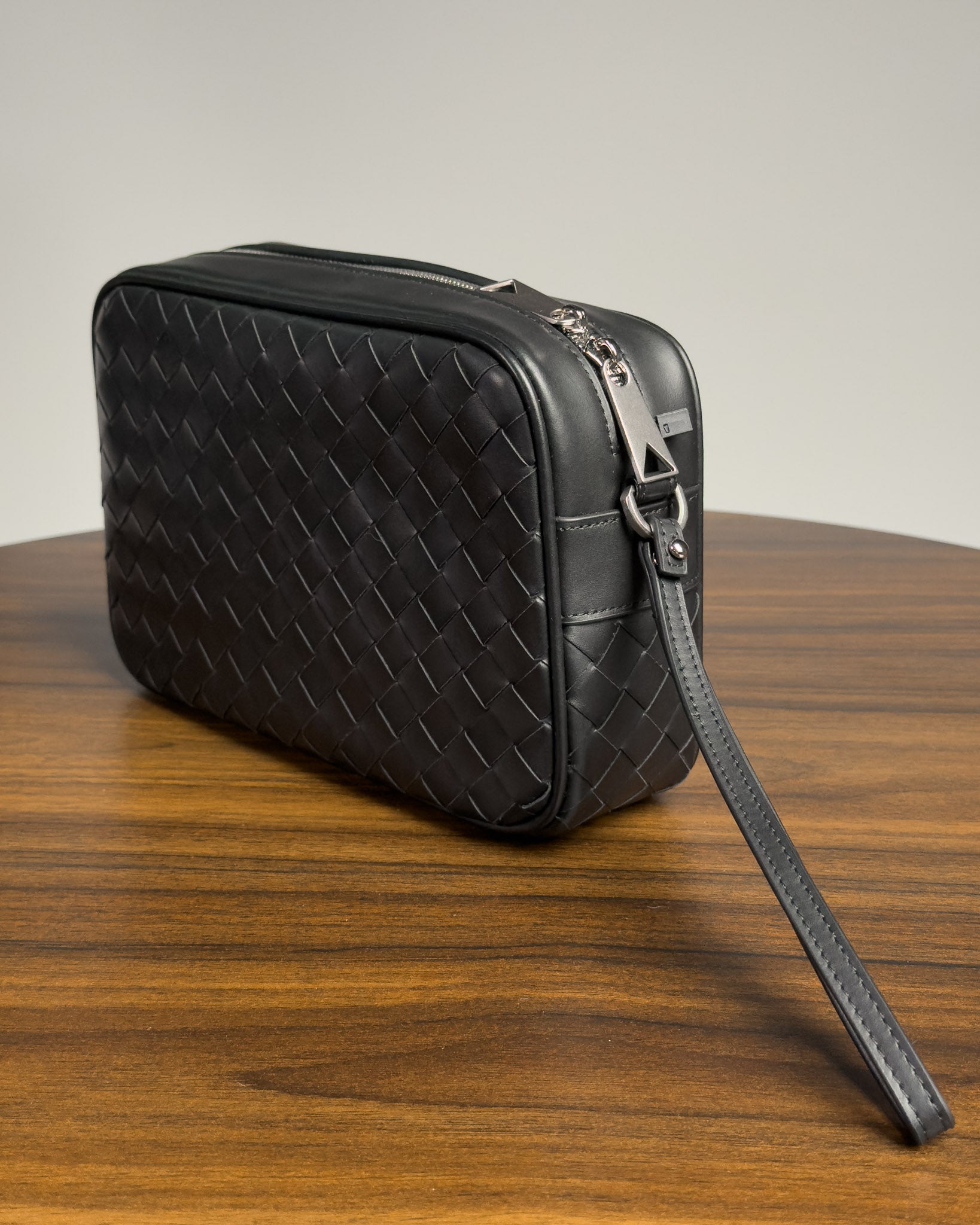 ขนาดกระเป๋า Saxon day-trip bag เทียบกับมือ
