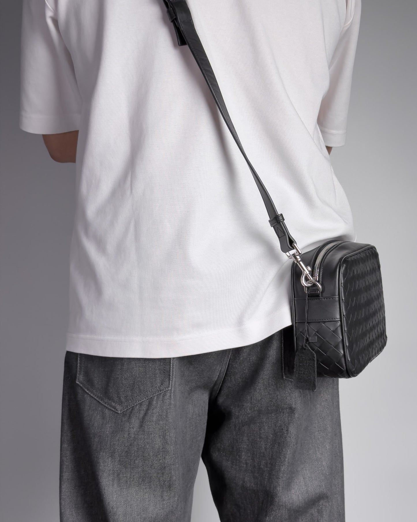 Saxon day-trip bag กระเป๋าสะพายข้างใบเล็ก แบบสานหนังวัวแท้