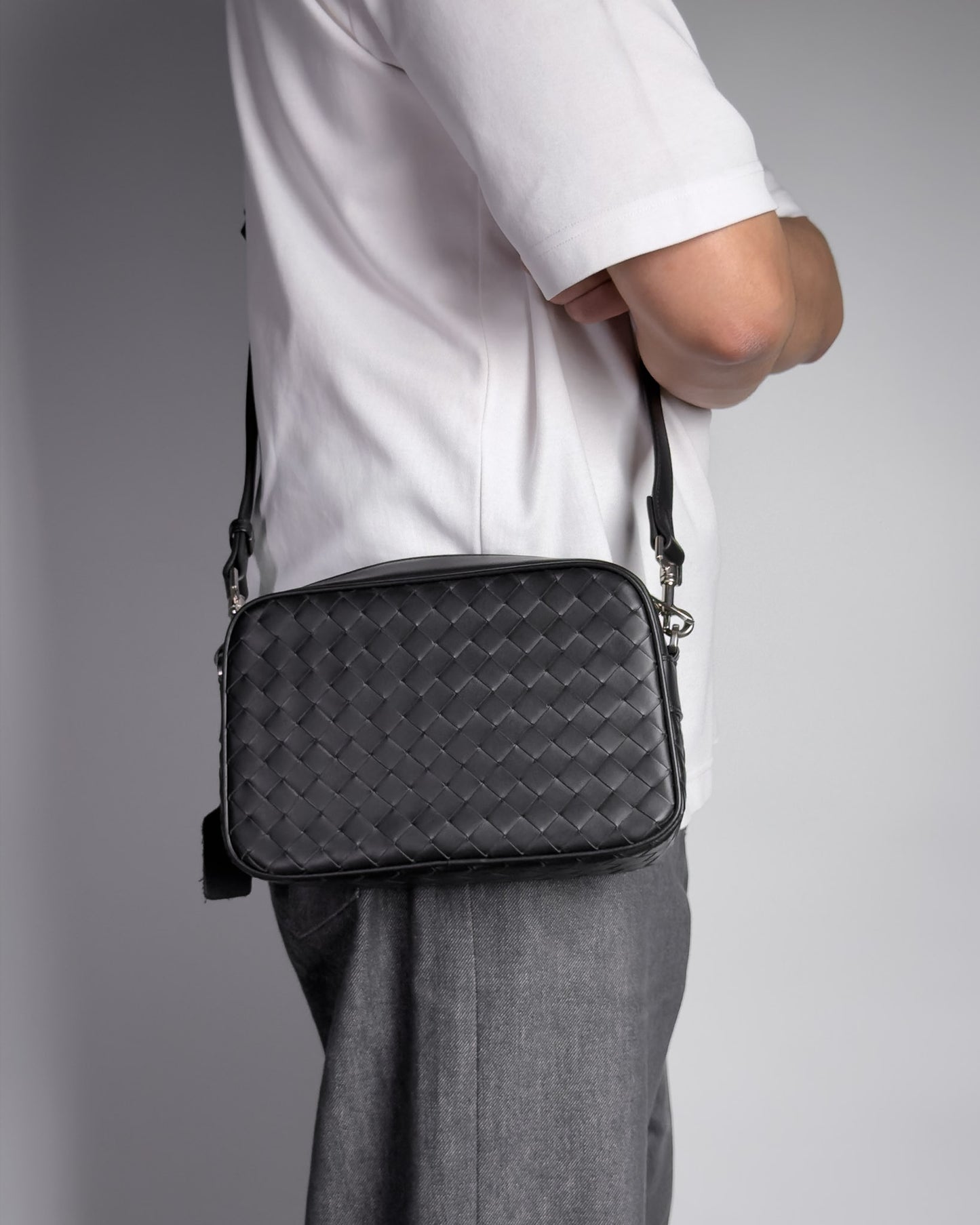 Saxon day-trip bag กระเป๋าสะพายข้างใบเล็ก แบบสานหนังวัวแท้