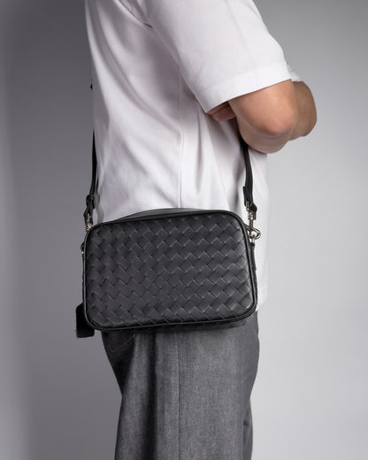 Saxon day-trip bag กระเป๋าสะพายข้างใบเล็ก แบบสานหนังวัวแท้