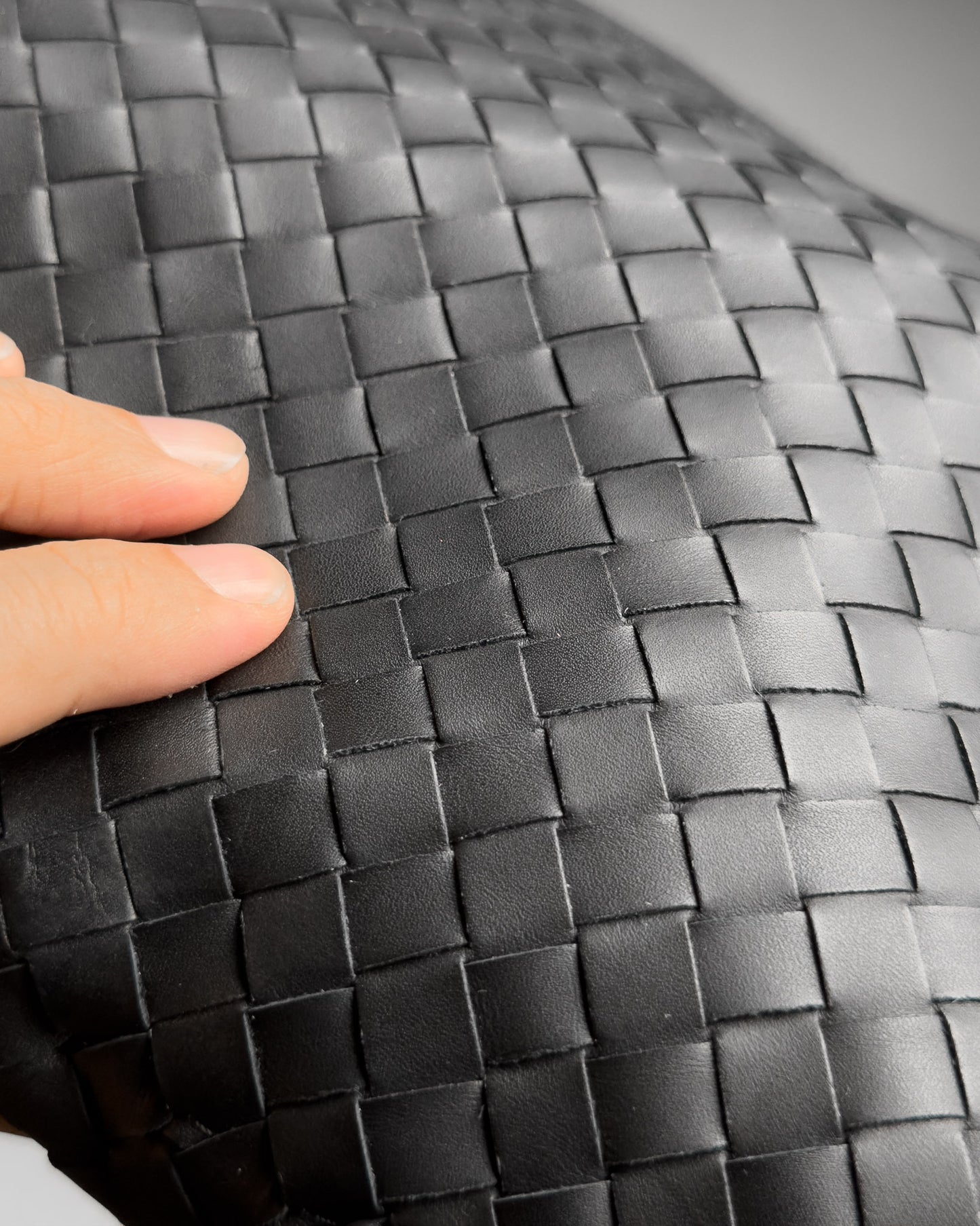 รายละเอียดงานเย็บของ Saxon Messenger Bag