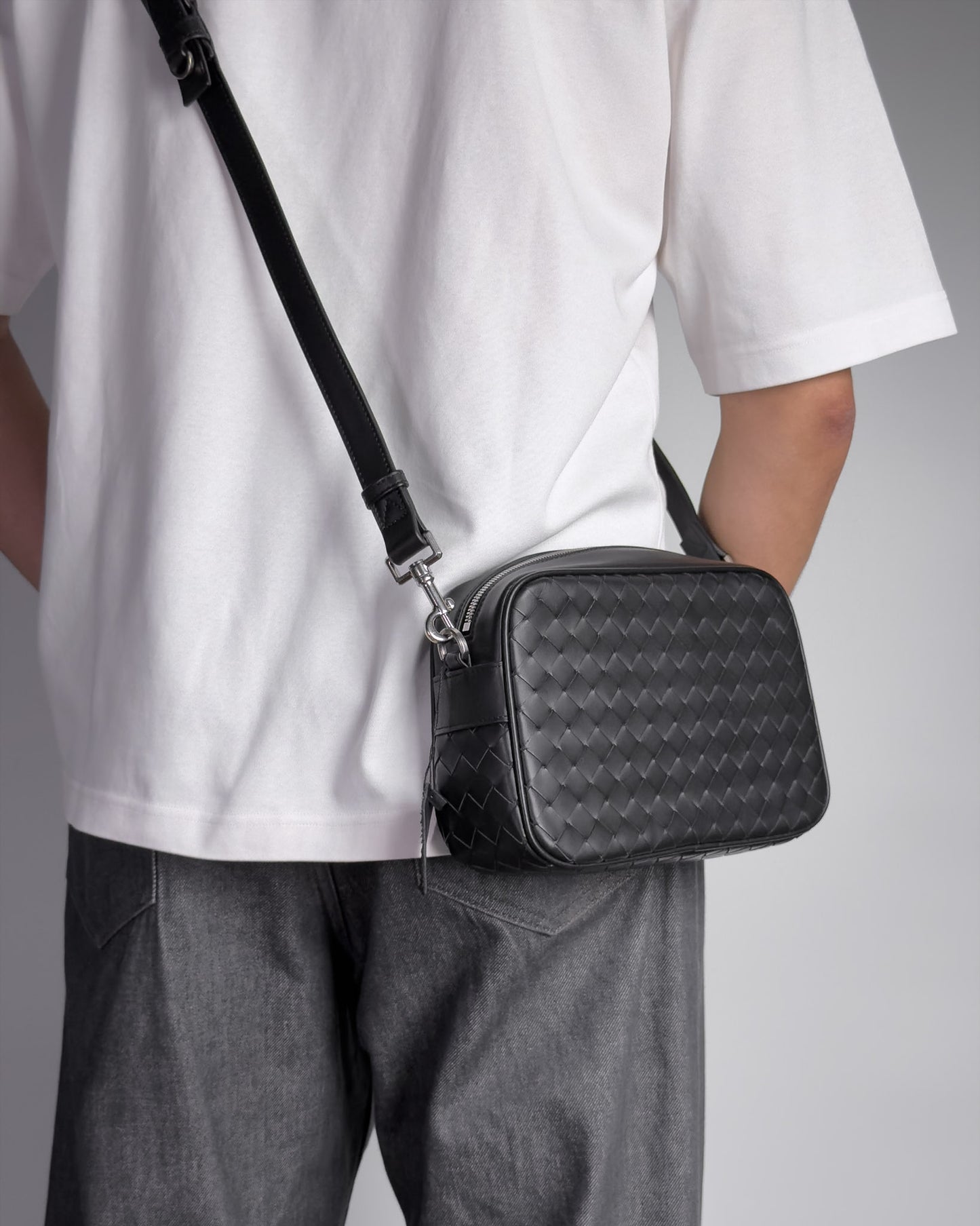 Saxon day-trip bag กระเป๋าสะพายข้างใบเล็ก แบบสานหนังวัวแท้