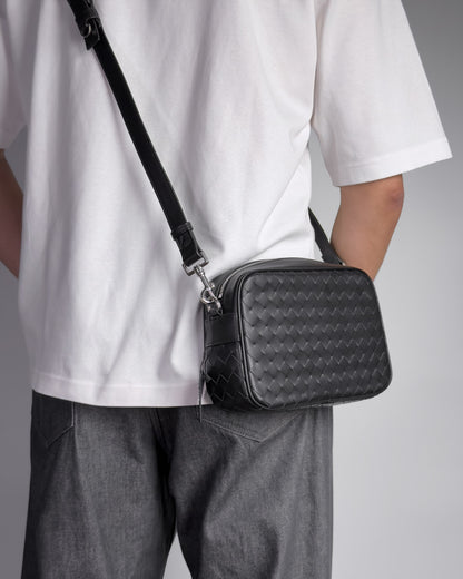 Saxon day-trip bag กระเป๋าสะพายข้างใบเล็ก แบบสานหนังวัวแท้