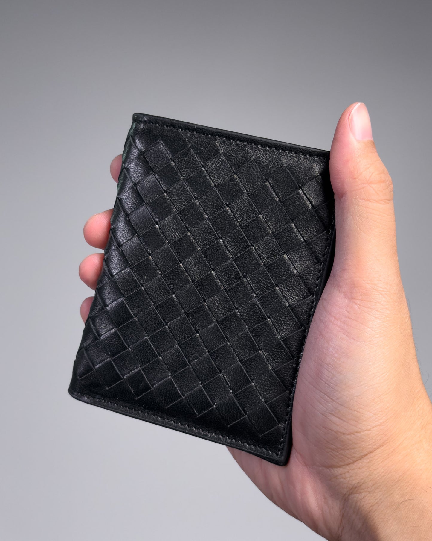 Saxon Vertical Card Wallet กระเป๋าสตางค์ทรงตั้งหนังสาน สีดำ