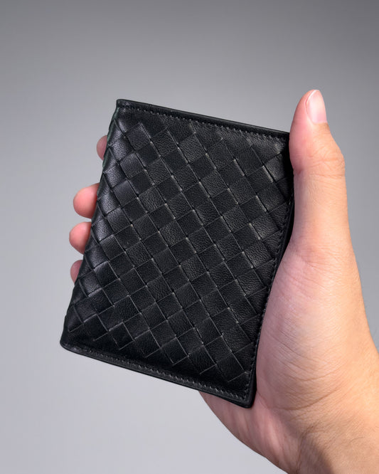 Saxon Vertical Card Wallet กระเป๋าสตางค์ทรงตั้งหนังสาน สีดำ