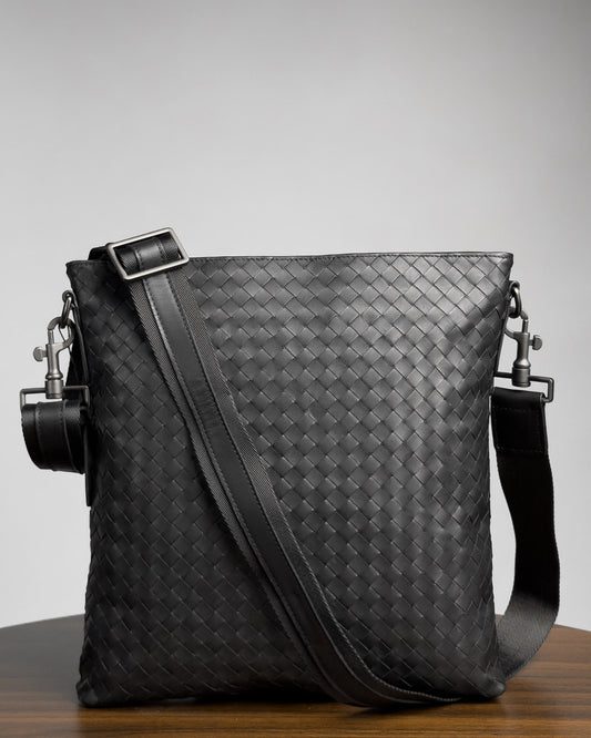 กระเป๋าสะพายข้างหนังสาน Saxon Messenger Bag มุมด้านหน้า