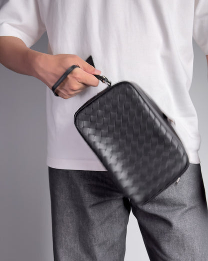 Saxon day-trip bag กระเป๋าสะพายข้างใบเล็ก แบบสานหนังวัวแท้