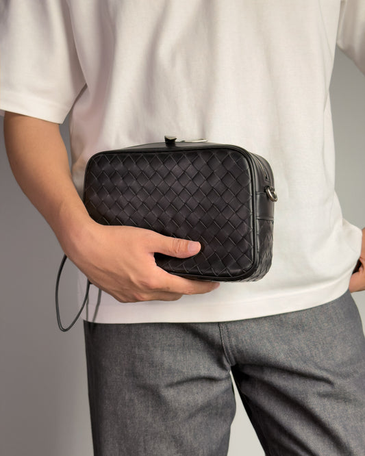 กระเป๋าสะพายข้างหนังสาน Saxon day-trip bag สะพายไขว้ crossbody คู่เสื้อยืดขาว