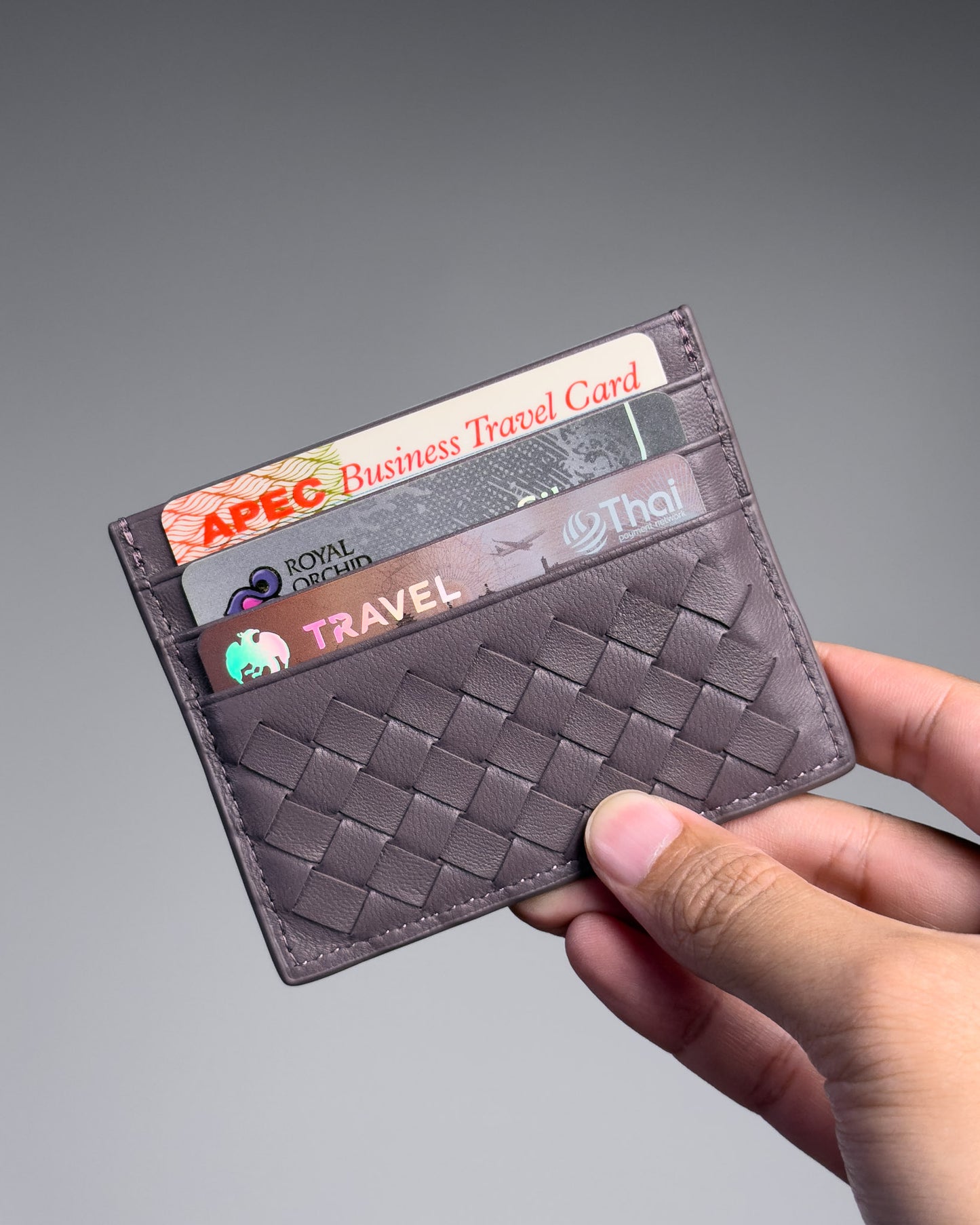 ใส่บัตรในซองใส่บัตรหนังสาน Saxon สีม่วงหม่น
