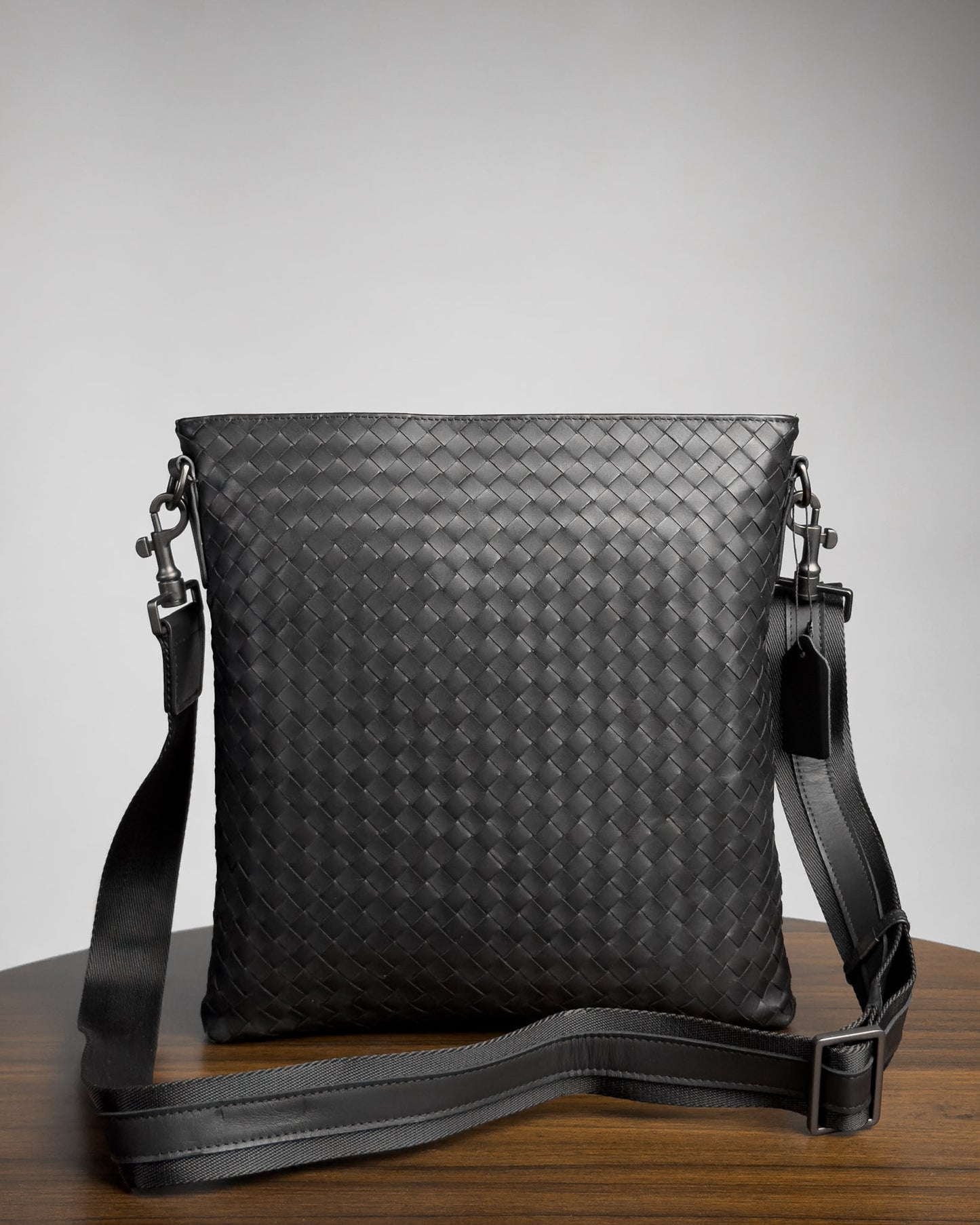 Saxon Messenger Bag มุมด้านข้าง เห็นความแบนของทรง