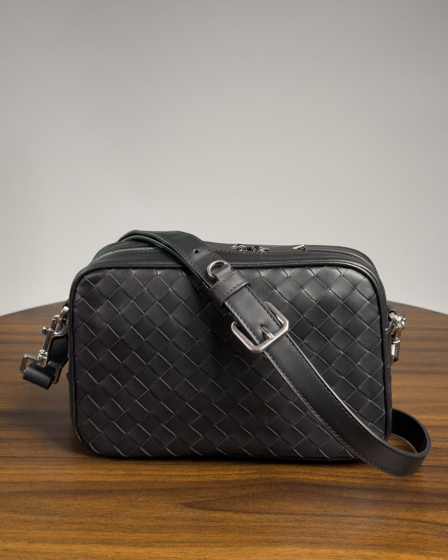 Saxon day-trip bag กระเป๋าสะพายข้างหนังสาน สีดำ มุมด้านหน้าพร้อมสายสะพาย
